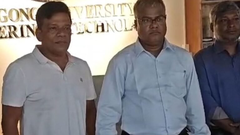 তালা ভেঙে প্রশাসনিক ভবনে চুয়েটের নতুন ভিসি