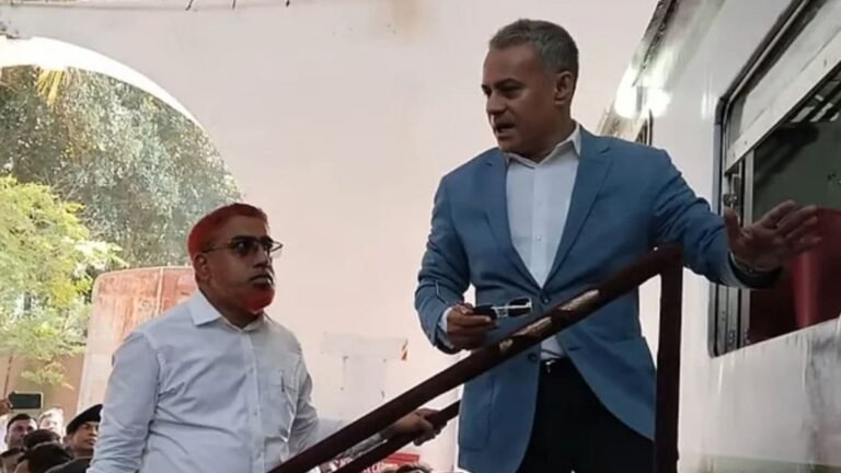 রেল কারখানায় নিম্নমানের কাজ দেখে ক্ষুব্ধ মন্ত্রী, তত্ত্বাবধায়ককে তিরস্কার