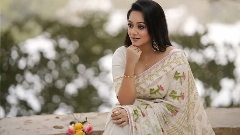 শিশু শিল্পী থেকে নায়িকা, সেরা অভিনেত্রীর পুরস্কার পেলেন দীঘি