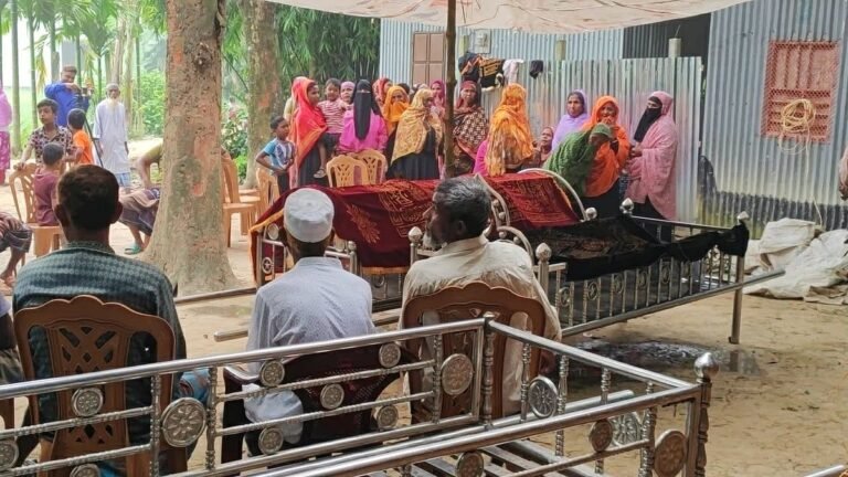 এক উঠানে সকাল পর্যন্ত রাখা হয় চার খাটিয়া, পরে পারিবারিক কবরস্থানে দাফন