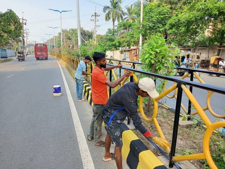 প্রধানমন্ত্রী আসবেন, রাজশাহী নগরের সড়কে পিচঢালাই, রাঙানো হচ্ছে দেয়াল